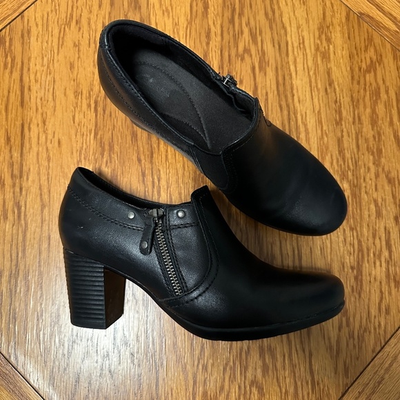 **CLARKS* Black Round-Toe Side Zipper Bootie Heels Size 8.5 - Picture 1 of 8